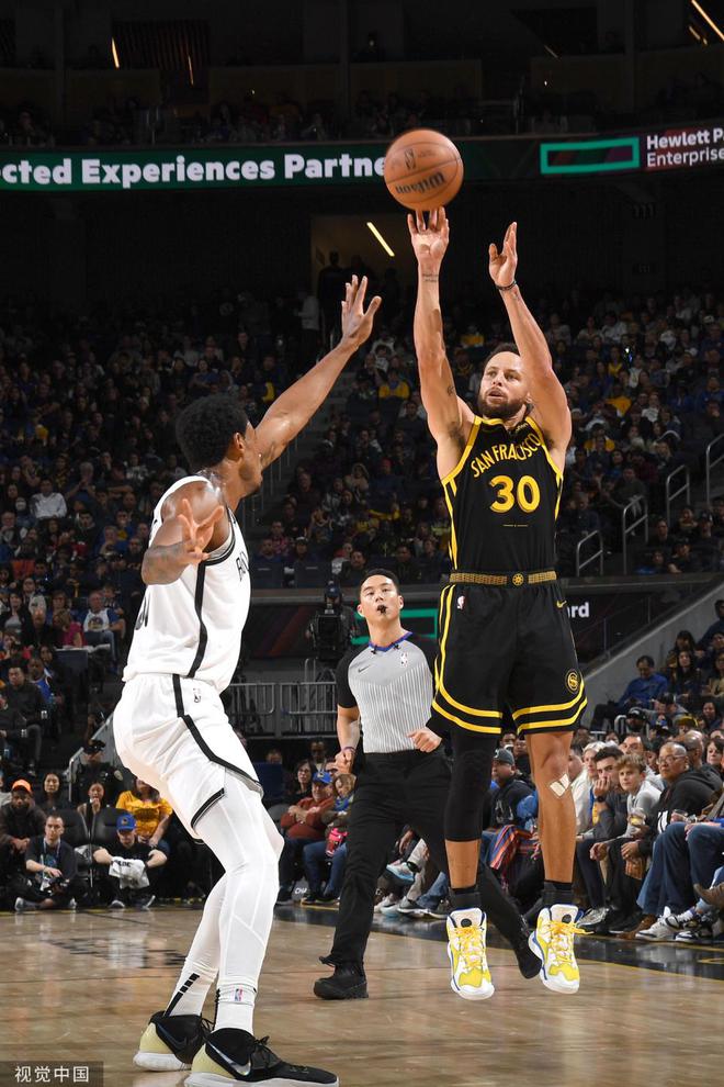 库里迎来十五赛季高光表现,篮网球迷沸腾!的简单介绍